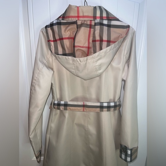 Beautiful Burberry jacket - Picture 12 of 15